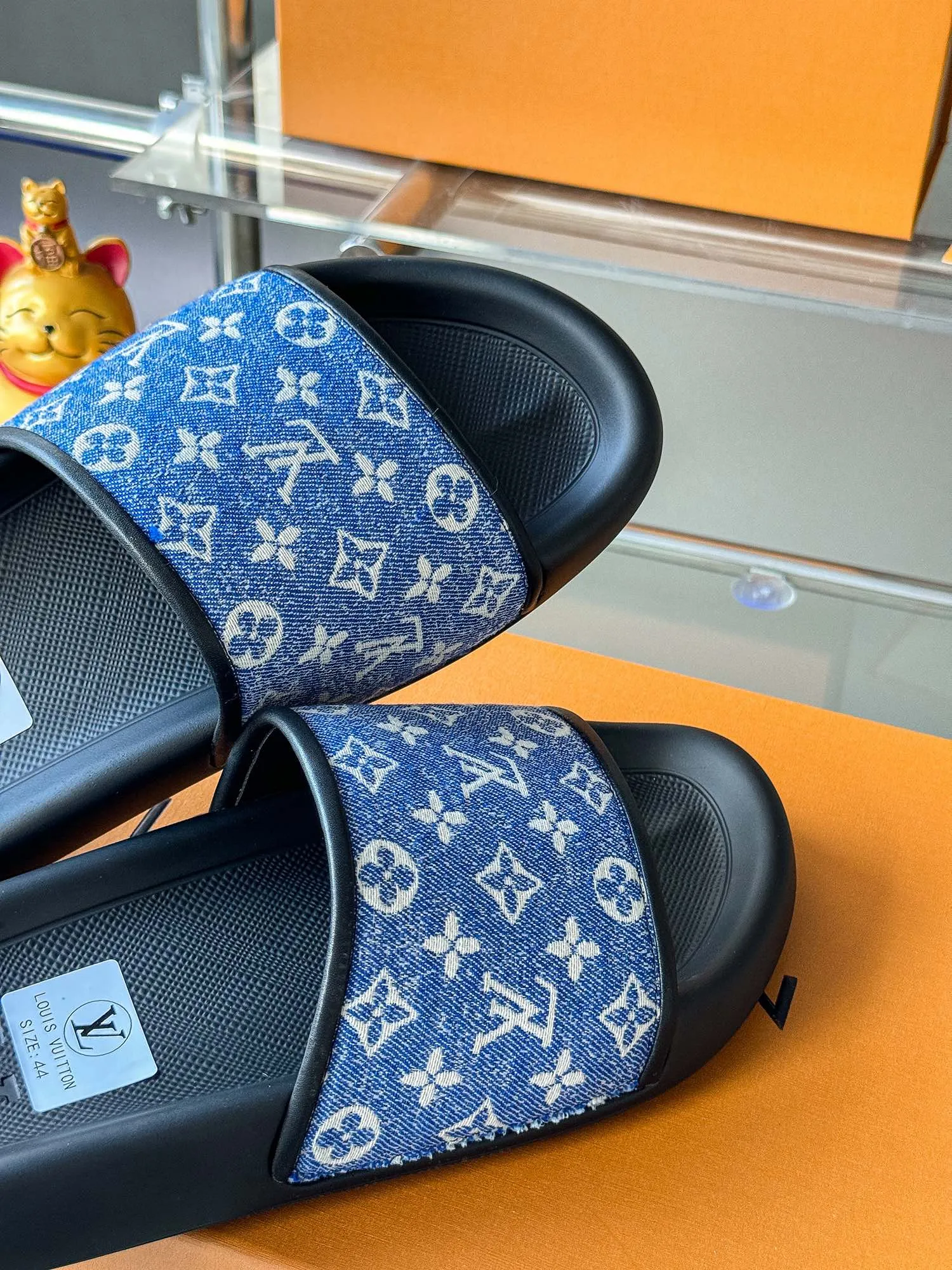 [L Home] P: 300💰 ▪️Shoe size: Women's 35-40 Men's 38-46▪️Packaging: Counter top quality~original packaging Louis Vuitton lv couple's monogram embossed slippers This season, Waterfront sandals return with a new look, and the upper buckle is embossed with Louis Vuitton's iconic Monogram pattern. Made of waterproof rubber with a comfortable and resilient insole. The lightweight, flexible outsole is embossed with the Louis Vuitton logo. Exquisitely packaged at the delivery counter 🛍📦 ▪️Fabric: Original molded rubber foam ▪️Sole: Original molded rubber foam outsole ▪️Sole thickness: 3CM.